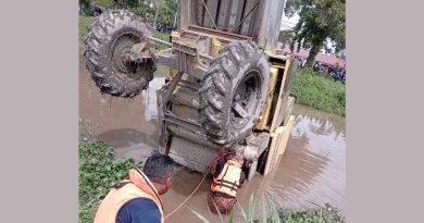 稻谷收割机坠河 4少年遇险 1人疑溺水失踪