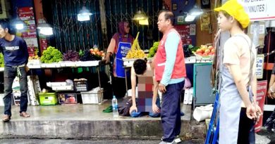 在闹市自捅腹部3刀 法籍男子吓坏路人