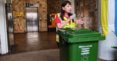 林慧英就地取材 垃圾桶当临时讲台