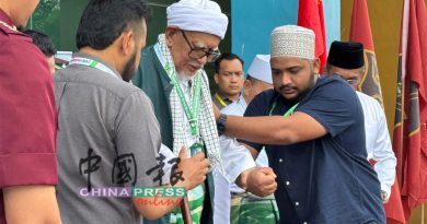 哈迪出场了！ 行动不便 需要搀扶