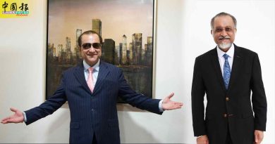 剃光胡子 展新形象 佳日星自诩 宝莱坞巨星