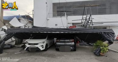 电讯天线倒塌 压中2辆车