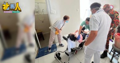 83岁老妇被困公寓 消防员及时救出