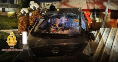 轿车失控撞军营围篱 2华青受轻伤送院