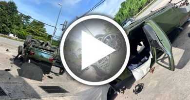 疑为闪避摩哆 猛撞加油站分界堤 车辆凌空翻滚