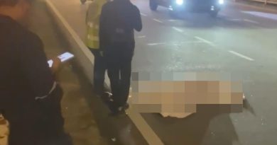 悲！ 步行过马路被车撞  母死2岁女重伤