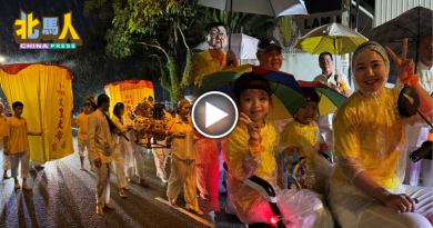 默贡斗母宫雨夜巡境 信众车内观赏 大雨难阻虔诚