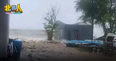 涨潮伴随巨浪暴雨  班茶沿岸民宅被毁