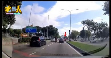 摩哆骑士逆行又闯红灯  迎面撞上另一摩哆