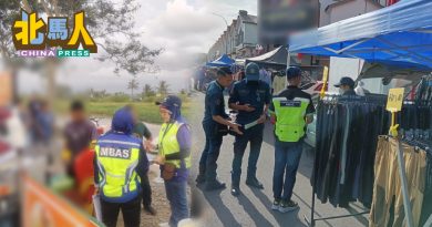 米都市政厅执法行动 无照摆摊遭开罚单