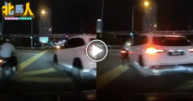 右车道上直左转进路口 多用途车与直走摩哆碰撞