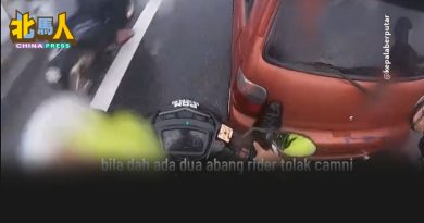 槟大桥抛锚车困雨中　 2摩哆骑士“单脚推车”获赞！