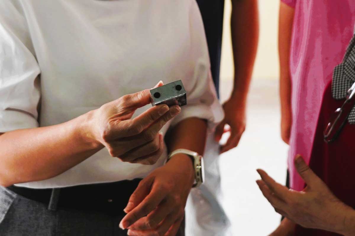 王丽丽检查疑被匪徒破坏的锁头。