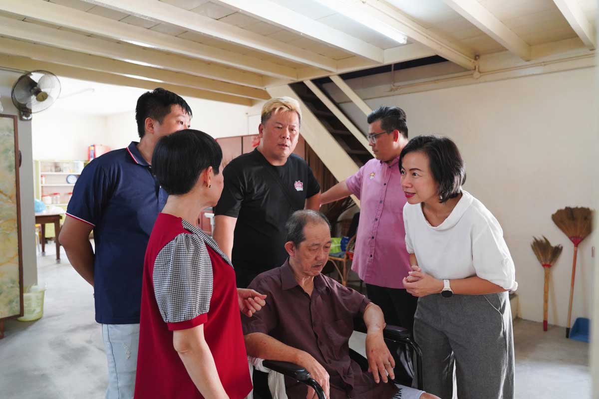 王丽丽（前右起）慰问邱仁端、邱嘉丽。后右起为黄伟良、曾冠维和林启贤。