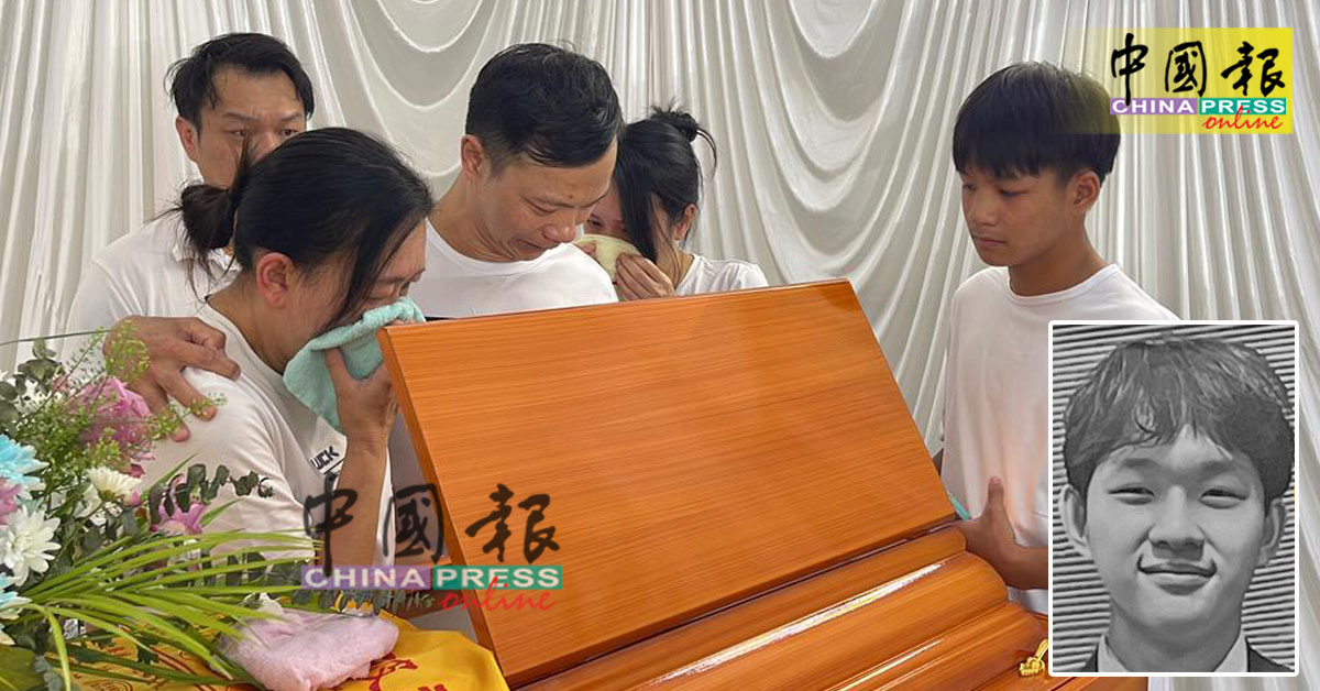 SPM考生车祸身亡案｜最痛的告别！弟抱棺落泪 母崩溃哭成泪人