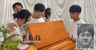 SPM考生车祸身亡案｜最痛的告别！弟抱棺落泪 母崩溃哭成泪人