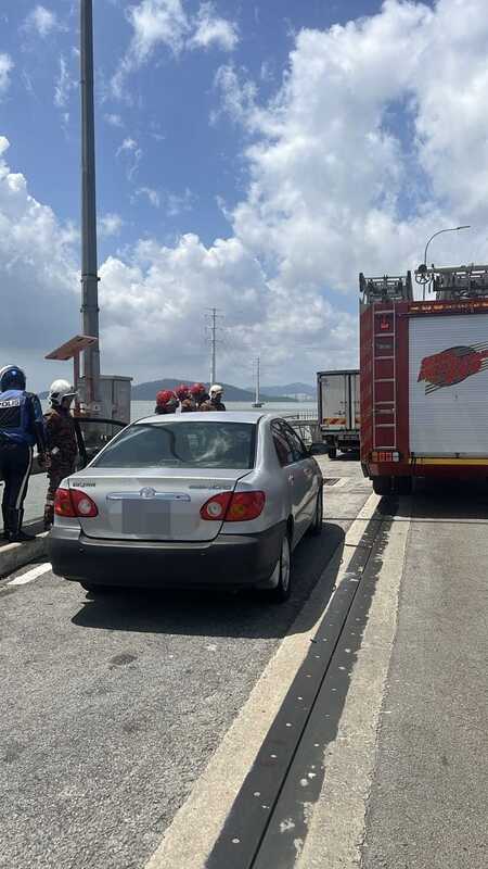 男子将车停放在槟城大桥的紧急车道后跳海。（槟消拯局图）