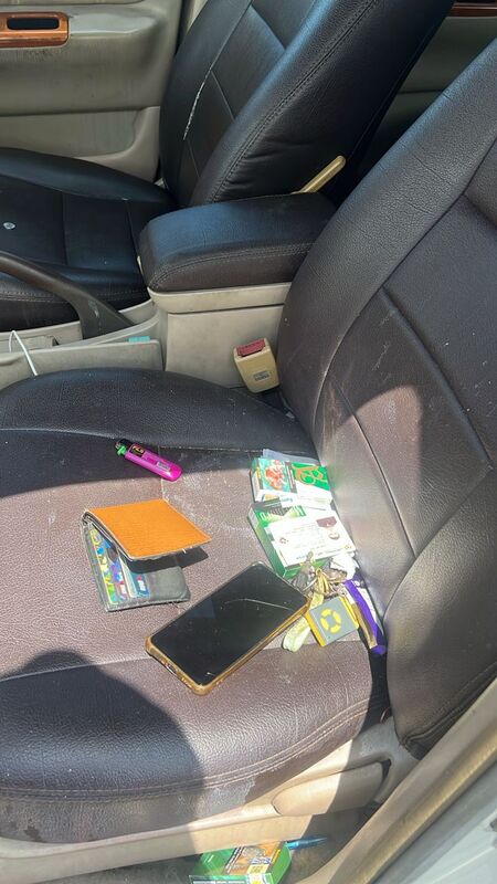 车内留下男子的个人证件、钱包和手机。（槟消拯局图）