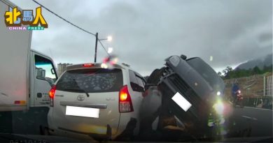 闪避摩哆骑士违规超车 保时捷失控撞摩哆再“骑”轿车