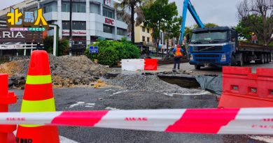 新港地陷 | 施工团队运来钢板桩 对洞口展开加固工程