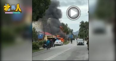 火魔袭击4排屋1轿车 其中2屋逾七成烧毁