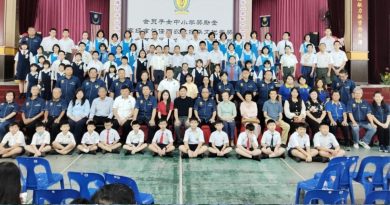 北海中华公学校友会 颁奖励金予98优异生